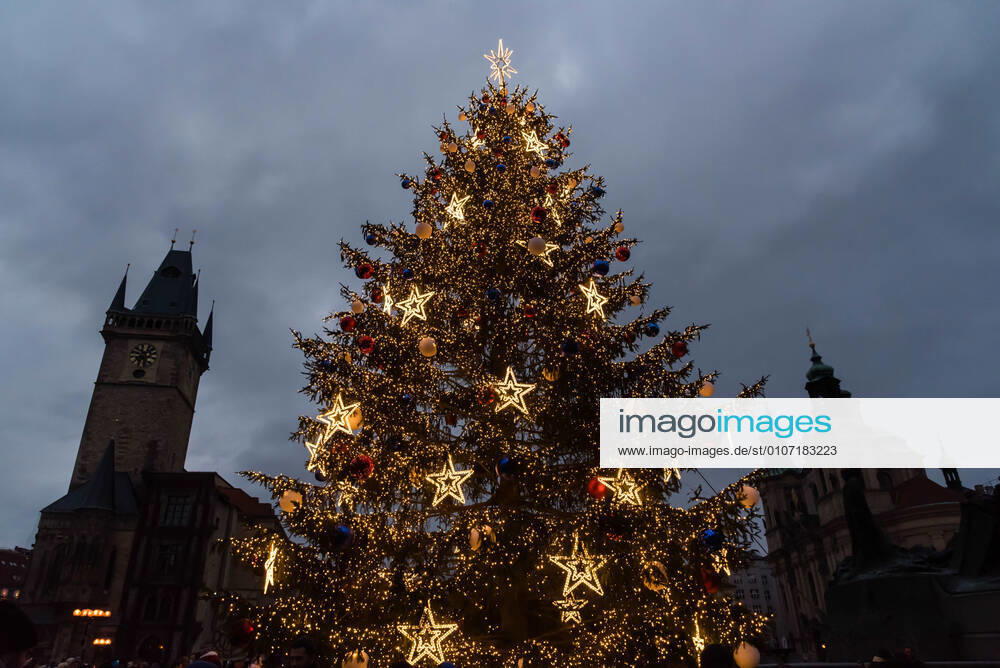 Illuminated Christmas tree seen at the Old town square in Prague..Christmas tree was lit up at the Old town square (Staromestske namesti) in Prague during first Advent weekend. Famous Christmas market was cancelled due to the Coronavirus pandemic and current restriction in the Czech Republic. Prague Czech Republic - ZUMAs197 20201129_zab_s197_028