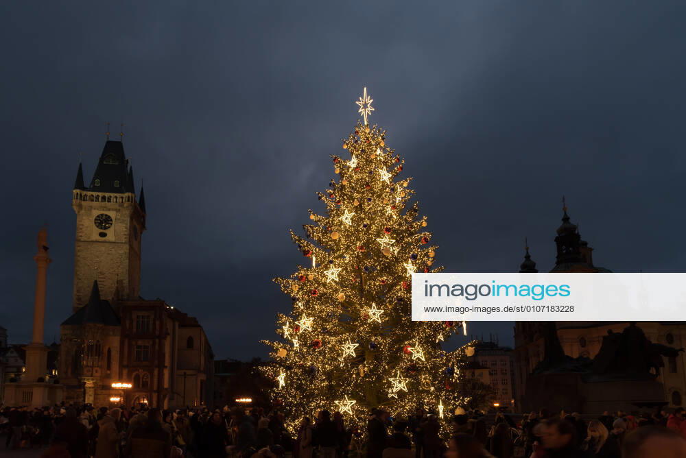Illuminated Christmas tree seen at the Old town square in Prague..Christmas tree was lit up at the Old town square (Staromestske namesti) in Prague during first Advent weekend. Famous Christmas market was cancelled due to the Coronavirus pandemic and current restriction in the Czech Republic. Prague Czech Republic - ZUMAs197 20201129_zab_s197_031