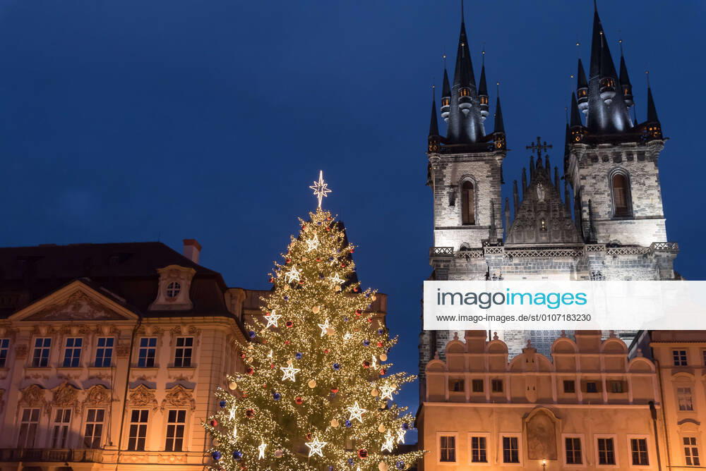 Illuminated Christmas tree seen at the Old town square in Prague..Christmas tree was lit up at the Old town square (Staromestske namesti) in Prague during first Advent weekend. Famous Christmas market was cancelled due to the Coronavirus pandemic and current restriction in the Czech Republic. Prague Czech Republic - ZUMAs197 20201129_zab_s197_032