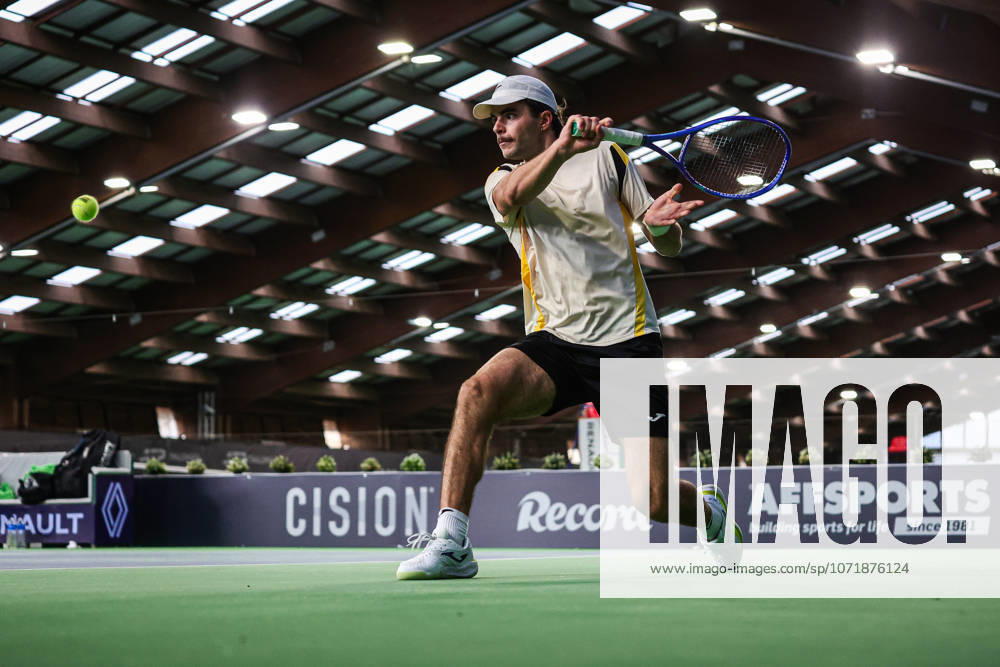 Indoor Oeiras Open 2 - Jaime Faria VS Alexis Galarneau Jaime Faria of Portugal competes against Alexis Galernau of Canada during the second round of the Indoor Oeiras Open 2026 - Challenger Tour Tennis at Clube de Tenis do Jamor in Oeiras, Portugal, on January 30, 2026. Lisbon Lisboa Portugal