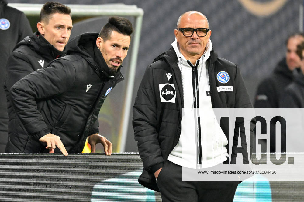 Leipzig, Red Bull Arena, 17.11.25, GER, Herren, Qualifikation WM 2026, Deutschland - Slowakei Bild: v.li. Co-Trainer Marek HAMSIK (Slowakei) und Trainer Francesco CALZONA (Slowakei) UEFA regulations prohibit any use of photographs as image sequences and or quasi-video. Sachsen Deutschland