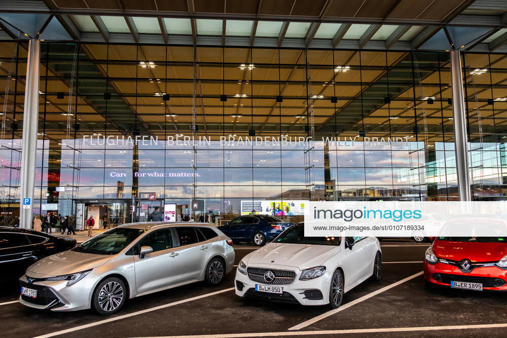 Parkplatz vor dem Terminal 1 am Flughafen Berlin Brandenburg in Schönefeld