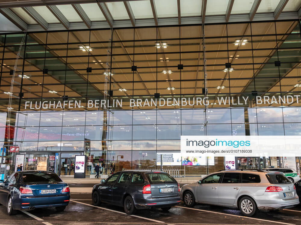 Parkplatz vor dem Terminal 1 am Flughafen Berlin Brandenburg in Schönefeld