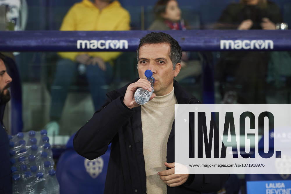 Head coach Luis Castro (Levante UD) during the LaLiga EA Sports match between Levante UD and Atlà tico Madrid at Ciudad de Valencia on January 31, 2026 in Valencia, Spain. (Photo by Maria Jose Segovia DeFodi Images) -