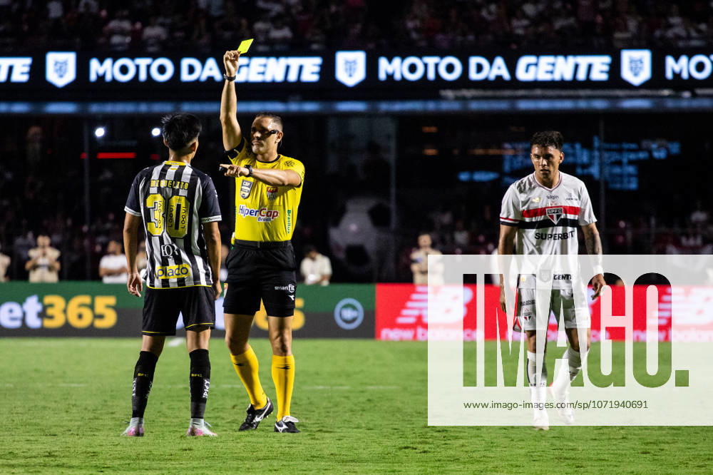 São Paulo x Santos SaO PAULO, SP - 31.01.2026: SaO PAULO X SANTOS - Miguelito receives a yellow card from referee Joao Vitor Gobi during the match between Sao Paulo and Santos, valid for the 6th round of the Paulistao, held on Saturday night (31) at MorumBIS in Sao Paulo, SP. (Photo: Rodilei Morais Fotoarena) x2877155x RodileixMorais