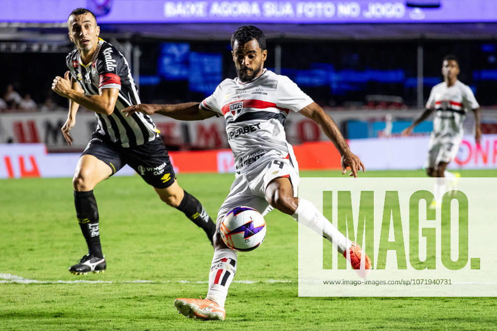 São Paulo x Santos SaO PAULO, SP - 31.01.2026: SaO PAULO X SANTOS - Danielzinho (Sao Paulo) and Joao Schmidt (Santos) during the match between Sao Paulo and Santos, valid for the 6th round of the Paulistao, held on Saturday night (31) at MorumBIS in Sao Paulo, SP. (Photo: Rodilei Morais Fotoarena) x2877161x RodileixMorais