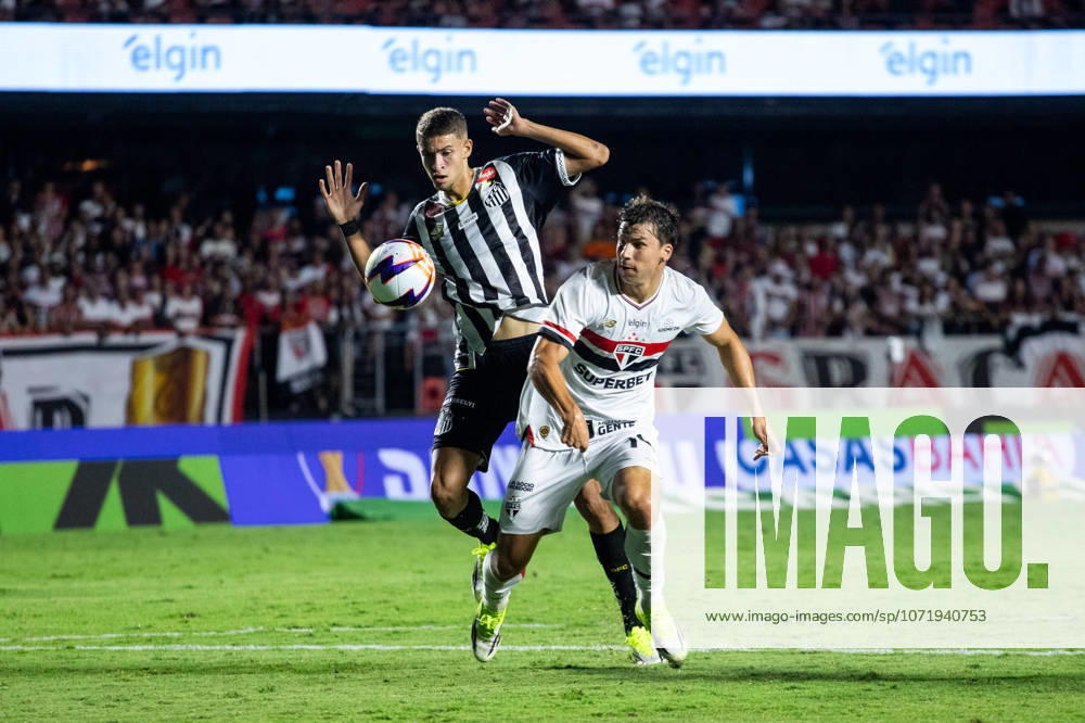 São Paulo x Santos SaO PAULO, SP - 31.01.2026: SaO PAULO X SANTOS - Gonzalo Tapia (Sao Paulo) and Vinicius Lira (Santos) during the match between Sao Paulo and Santos, valid for the 6th round of the Paulistao, held on Saturday night (31) at MorumBIS in Sao Paulo, SP. (Photo: Rodilei Morais Fotoarena) x2877173x RodileixMorais