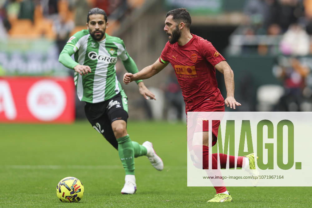 ESP: Real Betis - Valencia CF. La Liga EA Sports. Date 22 Luis Rioja of Valencia and Ricardo Rodriguez of Real Betis during the La Liga EA Sports match between Real Betis and Valencia CF played at La Cartuja Stadium on February 01, 2026 in Sevilla, Spain. kpng