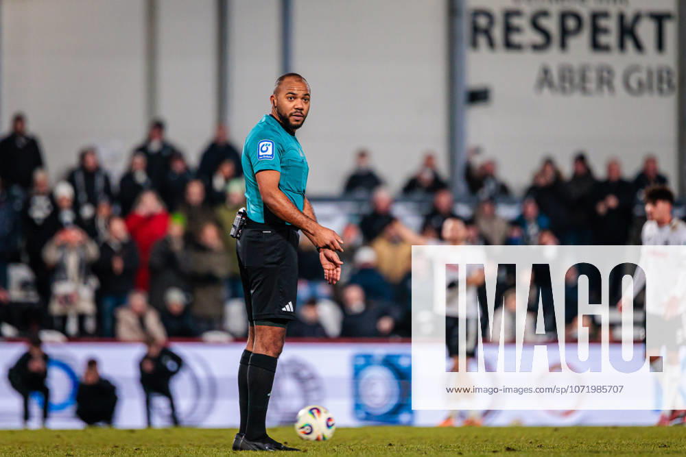 Jonah Besong (Schiedsrichter) GER, SC Verl vs. VfB Stuttgart II, Fussball, 3. Liga, 22. Spieltag, Spielzeit 2025 2026, 01.02.2026 DFL Regulations prohibit any use of photographers as image sequences and or quasi-video. GER, SC Verl vs. VfB Stuttgart II, Fussball, 3. Liga, 22. Spieltag, Spielzeit 2025 2026, 01.02.2026 Verl