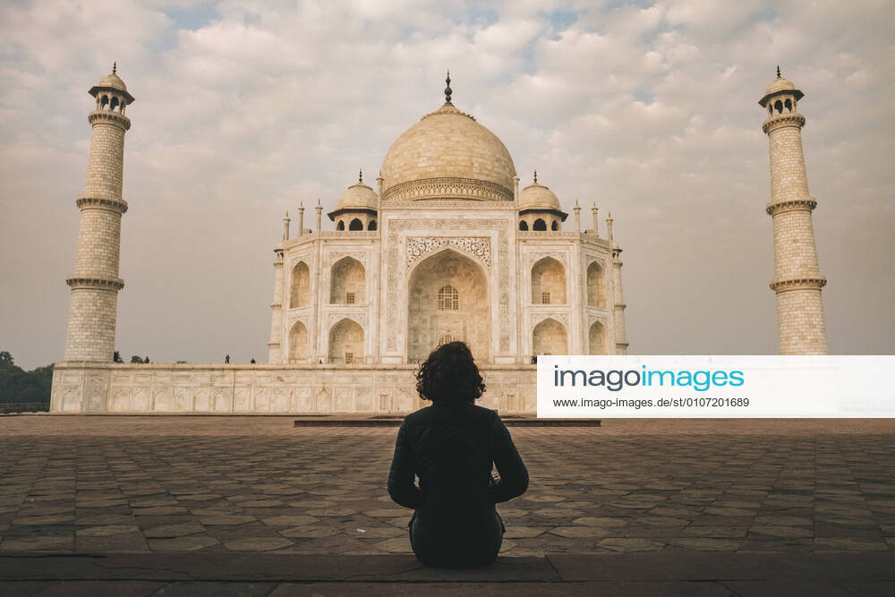Young woman admiring Taj Mahal beauty during sunrise time on a cloudy day, Agra, India Agra, UP, India CR_JALO201130-571745-01 ,model released, Symbolfoto