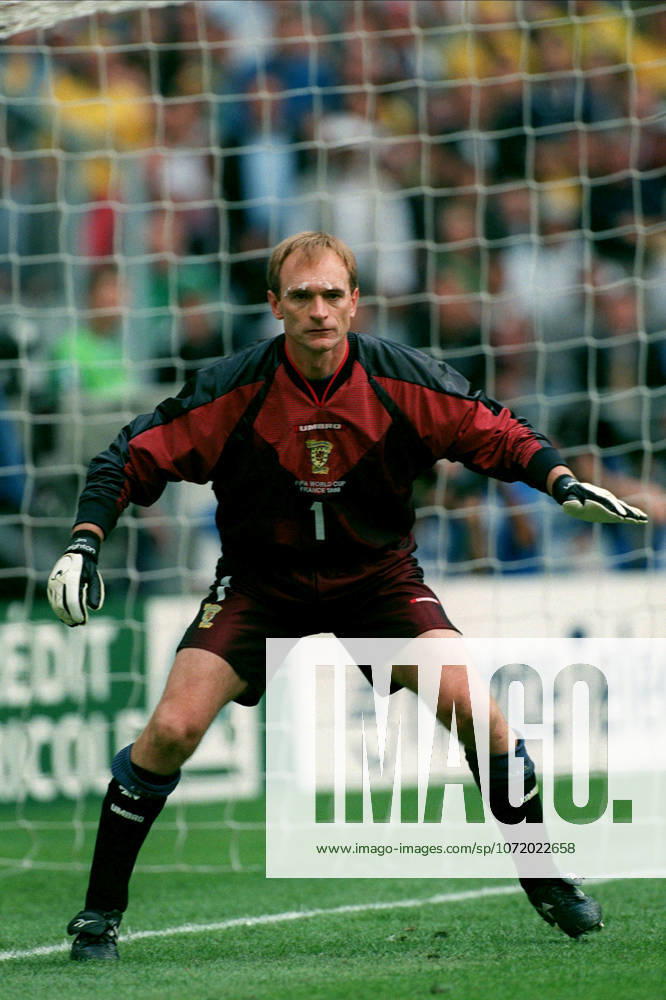 Brazil V Scotland, FIFA World Cup, WM, Weltmeisterschaft, Fussball Finals 1998 Group A Jim Leighton of Scotland in action during the FIFA World Cup Finals 1998 Group A match between Brazil and Scotland at Stade De France on June 10, 1998 in Saint-Denis, France. Saint-Denis Stade De France France France