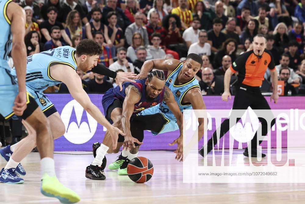 Kevin Punter of FC Barcelona, Barca and Devon Hall of Fenerbahce Beko Istanbul fight for the ball during the EuroLeague Regular Season Round 26 match played between FC Barcelona and Fenerbahce Beko Istanbul at Palau Blaugrana on February 03, 2026 in Barcelona, Spain. Barcelona Spain - ZUMAa181 20260203_zaa_a181_210