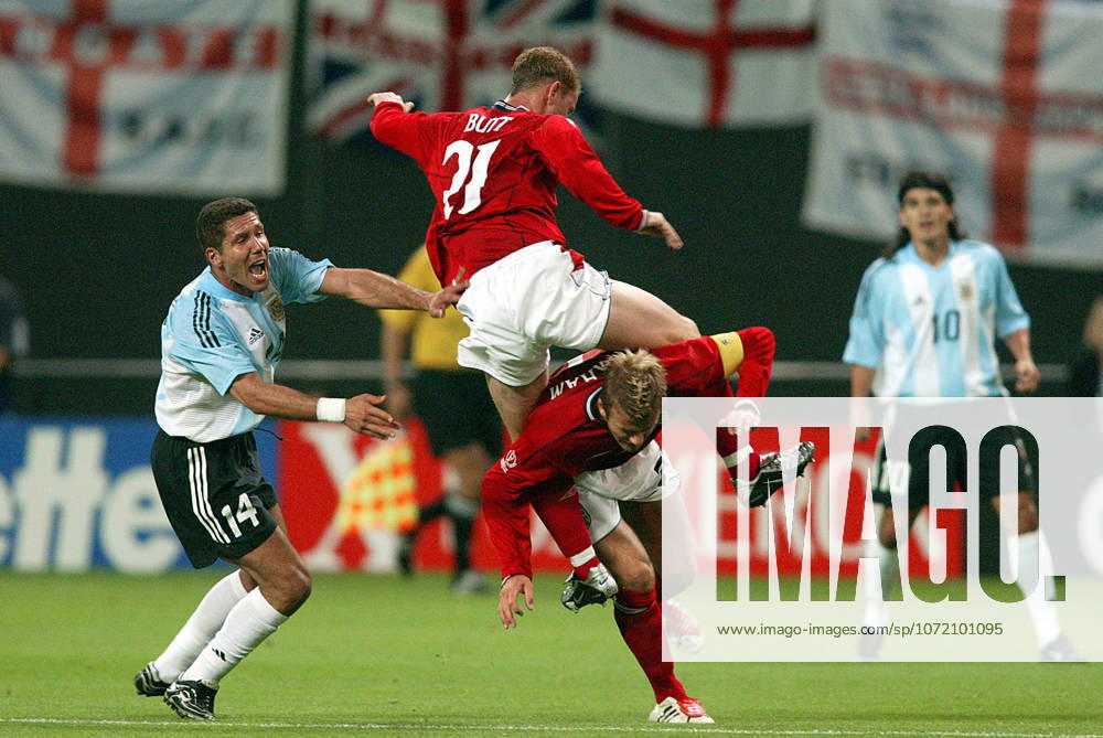 Argentina V England, FIFA World Cup, WM, Weltmeisterschaft, Fussball Finals 2002 Group F Diego Simeone of Argentina, Nicky Butt of England and David Beckham of England in strange looking challenge during the FIFA World Cup Finals 2002 Group F match between Argentina and England at Sapporo Dome on June 7, 2002 in Sapporo, Japan. Sapporo Sapporo Dome Japan Japan