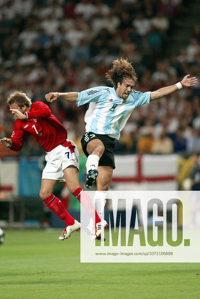 Argentina V England, FIFA World Cup, WM, Weltmeisterschaft, Fussball Finals 2002 Group F Gabriel Batistuta of Argentina and David Beckham of England challenge during the FIFA World Cup Finals 2002 Group F match between Argentina and England at Sapporo Dome on June 7, 2002 in Sapporo, Japan. Sapporo Sapporo Dome Japan Japan
