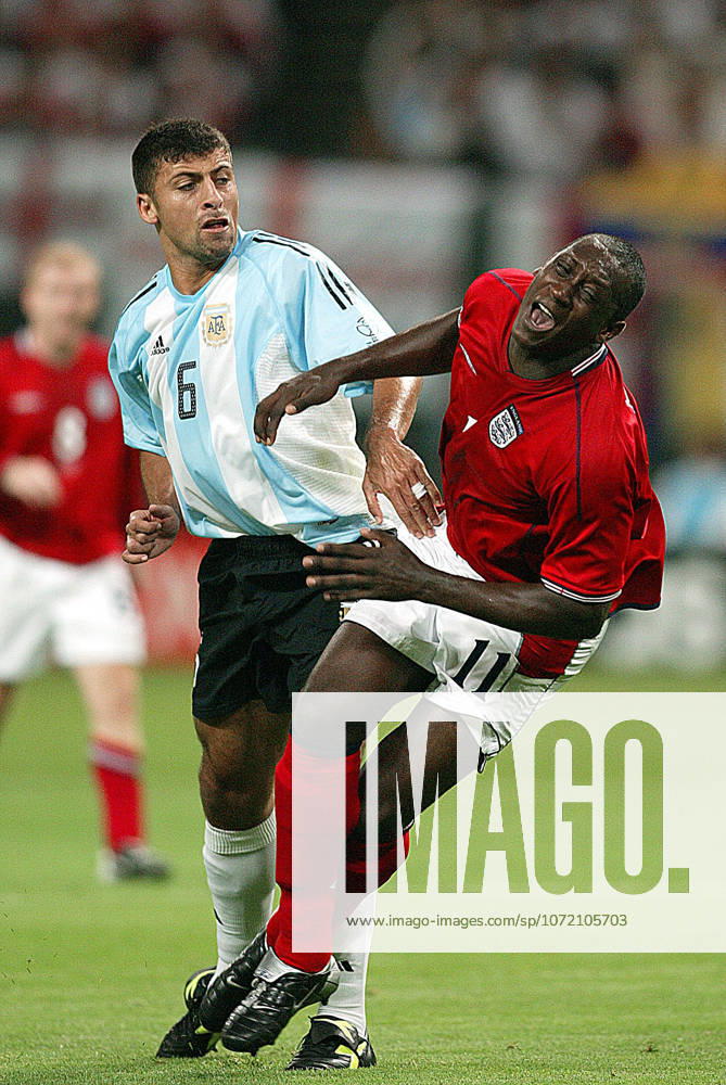 Argentina V England, FIFA World Cup, WM, Weltmeisterschaft, Fussball Finals 2002 Group F Walter Samuel of Argentina and Emile Heskey of England challenge during the FIFA World Cup Finals 2002 Group F match between Argentina and England at Sapporo Dome on June 7, 2002 in Sapporo, Japan. Sapporo Sapporo Dome Japan Japan