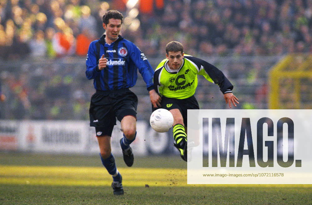 Fussball, Bundesliga, Deutschland, Herren, Saison 1995 1996, Westfalenstadion Dortmund, Bor. Dortmund - FC St. Pauli 1:0; Lars Ricken (BVB), Dirk Dammann (STP). Aktion