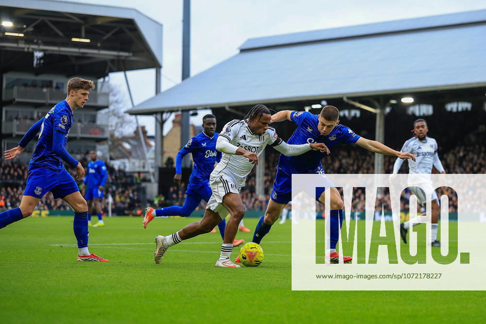 Fulham v Everton, Premier League Fulham Forward Samuel Chukwueze (19) battles for the ball with Defender Vitaliy Mykolenko (16) during the Premier League match between Fulham and Everton at Craven Cottage, London, UK on 7 February 2026. Editorial use only DataCo restrictions apply See www.football-dataco.com ,