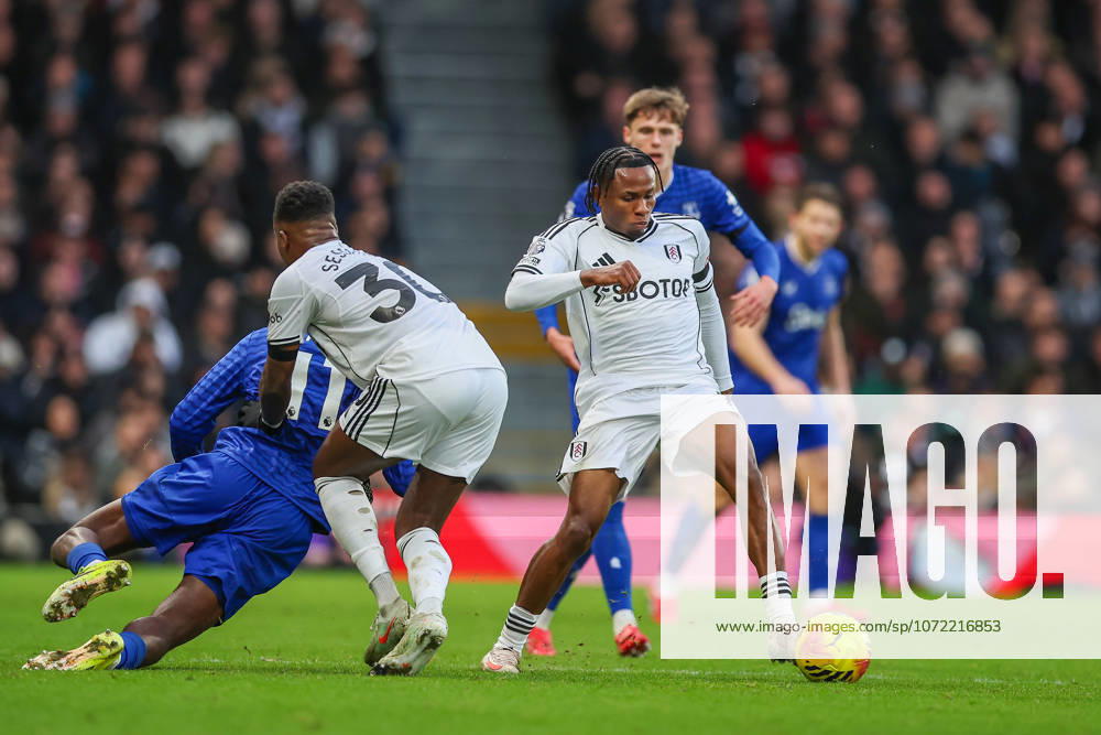 Fulham v Everton, Premier League Fulham Forward Samuel Chukwueze (19) during the Premier League match between Fulham and Everton at Craven Cottage, London, UK on 7 February 2026. Editorial use only DataCo restrictions apply See www.football-dataco.com ,
