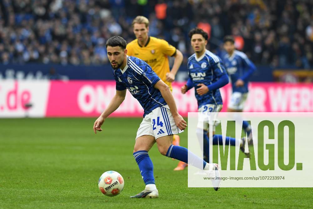 Adil Aouchiche (FC Schalke 04) in Aktion, am Ball, Einzelaktion waehrend des Spiels der 2. Bundesliga zwischen FC Schalke 04 und SG Dynamo Dresden, Veltins-Arena am 07. February 2026 in Gelsenkirchen, Deutschland. (Foto von Ralf Treese DeFodi Images) +++ Adil Aouchiche (FC Schalke 04) controls the ball during the 2. Bundesliga match between FC Schalke 04 and SG Dynamo Dresden at Veltins-Arena on February 7, 2026 in Gelsenkirchen, Germany. (Photo by Ralf Treese DeFodi Images) (Photo by Ralf Treese DeFodi Images) -
