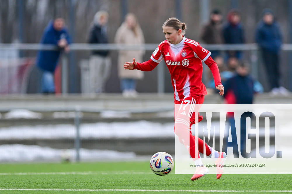 Clara Choisy (FCB, 37) am Ball, Freisteller, Einzelbild, Aktion, Action, 08.02.2026, München (Deutschland), Fussball,2. Frauen-Bundesliga, FC Bayern München II - VfL Wolfsburg II, DFB DFL REGULATIONS PROHIBIT ANY USE OF PHOTOGRAPHS AS IMAGE SEQUENCES AND OR QUASI-VIDEO.
