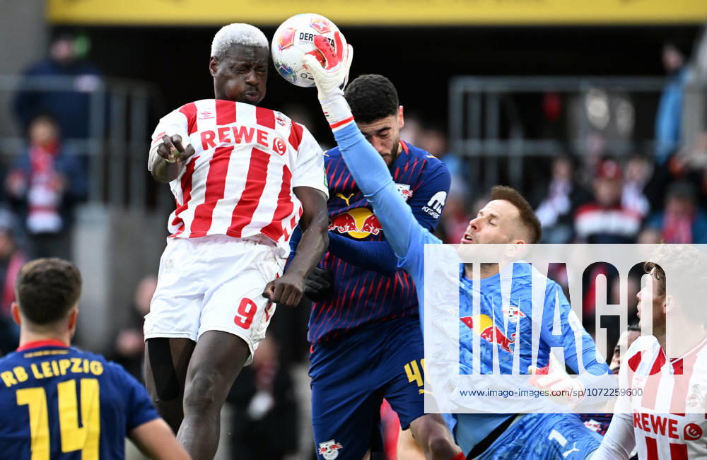 Fussball, Bundesliga, Deutschland, Herren, Saison 2025 2026, 21. Spieltag, Rhein Energie Stadion Köln, 1. FC Köln - RB Leipzig; Peter Gulacsi (RBL), Ragnar Ache (KOE), Romulo (RBL). Aktion