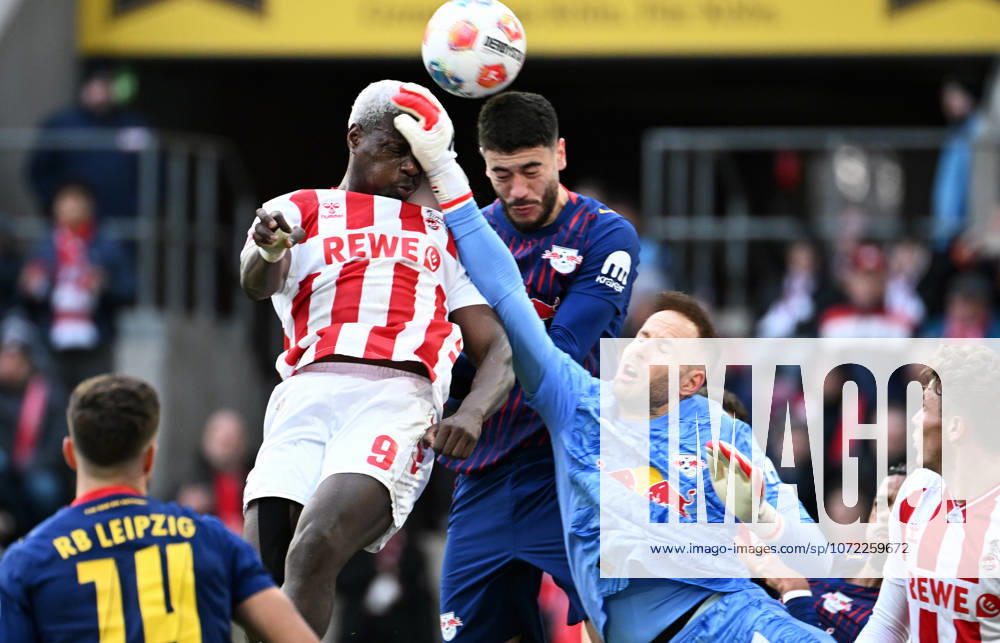 Fussball, Bundesliga, Deutschland, Herren, Saison 2025 2026, 21. Spieltag, Rhein Energie Stadion Köln, 1. FC Köln - RB Leipzig; Peter Gulacsi (RBL), Ragnar Ache (KOE), Romulo (RBL). Aktion