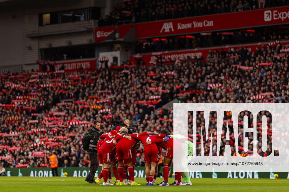 Football - FA Premier League - Liverpool FC v Manchester City FC LIVERPOOL, ENGLAND - Sunday, February 8, 2026: Liverpool s players form a pre-match huddle before the FA Premier League match between Liverpool FC and Manchester City FC at Anfield. (Photo by David Rawcliffe Propaganda) LIVERPOOL Anfield MERSEYSIDE ENGLAND