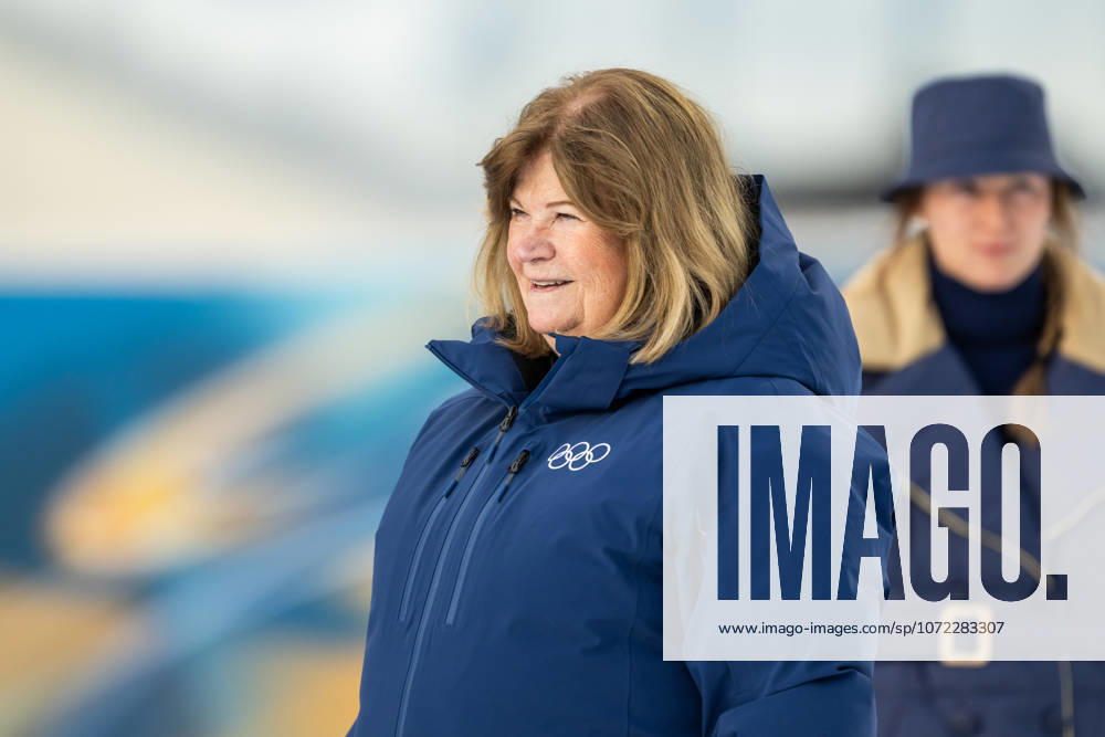 Gunilla Lindberg, Secretary General of ANOC, at the medal ceremony for biathlon mixed relay during day 2 of the 2026 Winter Olympics on February 8, 2026 in Anterselva. Photo: Mathias Bergeld BILDBYRAN kod MB MB1316 skidskytte biathlon skiskyting Olympic Games, Olympische Spiele, Olympia, OS olympics winter olympics os ol olympiska spel vinter-os olympiske leker milano cortina 2026 milan cortina 2026 milano cortina 2026 olympic games milano cortina 2026 winter olympic games milano cortina-os milano cortina-ol vinter-ol 2 bbeng mixed relay stafett mixedstafett