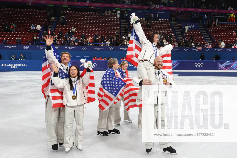 EVAN BATES, MADISON CHOCK, DANNY O SHEA, ELLIE KAM, ALYSA LIU, AMBER GLENN and ILIA MALININ of Team USA celebrate winning the gold medal during the Victory Ceremony of the Figure skating, Eiskunstlauf Team Event at the Milano Cortina 2026 Winter Olympic Games, Olympische Spiele, Olympia, OS Olympics 2026: Milano Cortina: Figure Skating Team Event - ZUMAc179 20260208_oly_c179_103