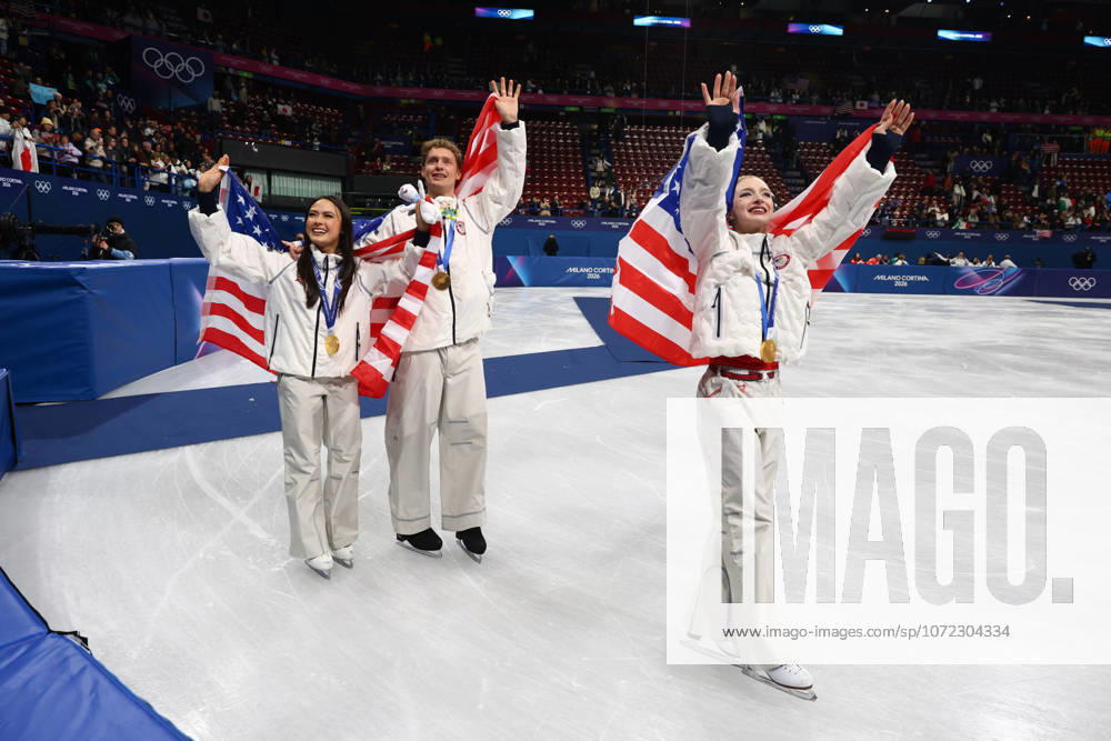 MADISON CHOCK, EVAN BATES and AMBER GLENN of Team USA celebrate with the gold medal during the Victory Ceremony of the Figure skating, Eiskunstlauf Team Event at the Milano Cortina 2026 Winter Olympic Games, Olympische Spiele, Olympia, OS Milan Italy - ZUMAc179 20260208_oly_c179_112