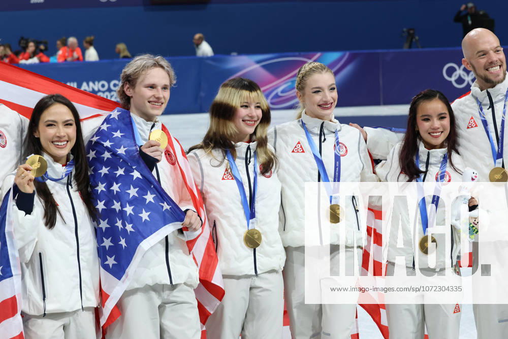 EVAN BATES, MADISON CHOCK, DANNY O SHEA, ELLIE KAM, ALYSA LIU, AMBER GLENN and ILIA MALININ of Team USA celebrate winning the gold medal during the Victory Ceremony of the Figure skating, Eiskunstlauf Team Event at the Milano Cortina 2026 Winter Olympic Games, Olympische Spiele, Olympia, OS Olympics 2026: Milano Cortina: Figure Skating Team Event - ZUMAc179 20260208_oly_c179_107