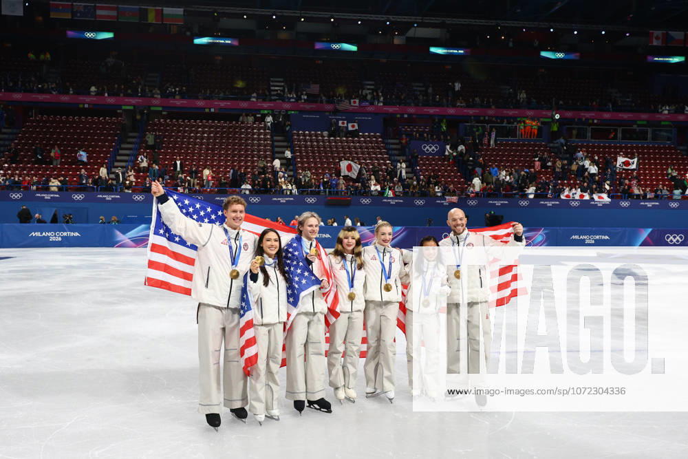 EVAN BATES, MADISON CHOCK, DANNY O SHEA, ELLIE KAM, ALYSA LIU, AMBER GLENN and ILIA MALININ of Team USA celebrate winning the gold medal during the Victory Ceremony of the Figure skating, Eiskunstlauf Team Event at the Milano Cortina 2026 Winter Olympic Games, Olympische Spiele, Olympia, OS Olympics 2026: Milano Cortina: Figure Skating Team Event - ZUMAc179 20260208_oly_c179_108