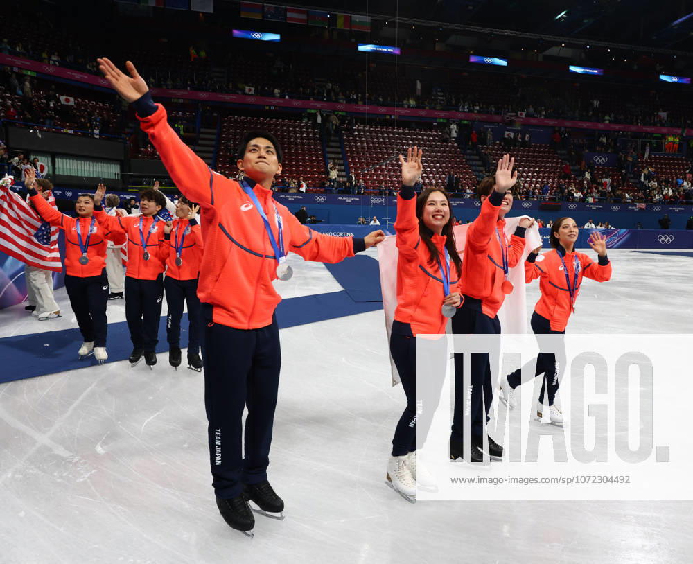 YUMA KAGIYAMA, SATO SHUN, MIURA RIKU, KIHARA RYUICHI, YOSHIA UTANA, MASAYA MORITA and SAKAMOTO KAORI of Team Japan celebrate winning the silver medal during the Victory Ceremony of the Figure skating, Eiskunstlauf Team Event at the Milano Cortina 2026 Winter Olympic Games, Olympische Spiele, Olympia, OS Milan Italy - ZUMAc179 20260208_oly_c179_125