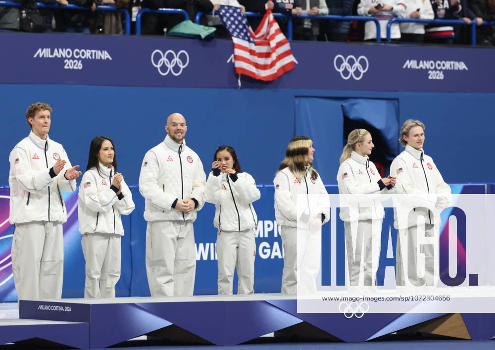 EVAN BATES, MADISON CHOCK, DANNY O SHEA, ELLIE KAM, ALYSA LIU, AMBER GLENN and ILIA MALININ of Team USA celebrate winning the gold medal during the Victory Ceremony of the Figure skating, Eiskunstlauf Team Event at the Milano Cortina 2026 Winter Olympic Games, Olympische Spiele, Olympia, OS Milan Italy - ZUMAc179 20260208_oly_c179_142