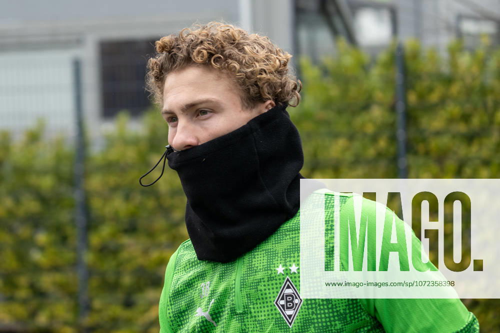 Hugo Bolin (Borussia Moenchengladbach, 38) auf dem Weg zum Trainingsplatz. Oeffentliches Training Borussia Moenchengladbach auf dem Trainingsgelaende am Borussia Park, 1. Bundesliga, Fussball, Saison 2025 2026, 10.02.2026 Training Borussia Moenchengladbach, 1. Bundesliga, Saison 2025 2026, 10.02.2026 Moenchengladbach