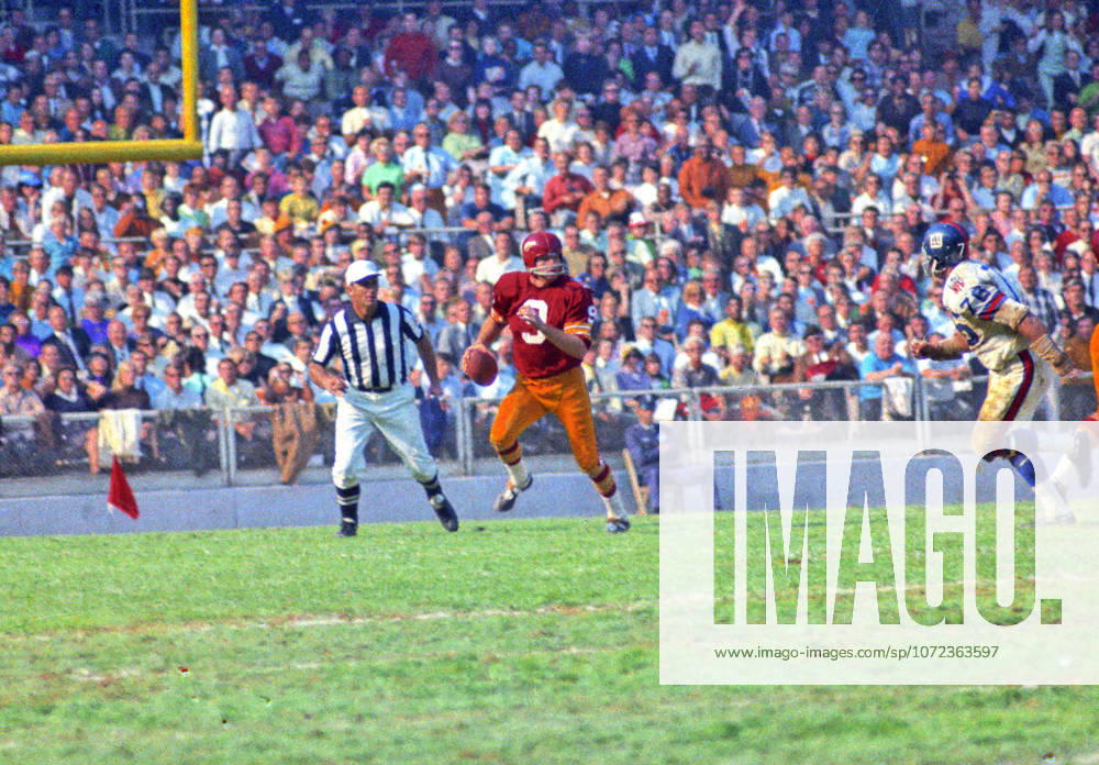 Washington Redskins quarterback Sonny Jurgensen 9 scrambles as he looks for a receiver during the game against the .New York Giants at RFK Stadium in Washington, DC on October 19, 1969. The Redskins won the game 20 -14 Washington USA - ZUMAs152 19691019_faa_s152_003