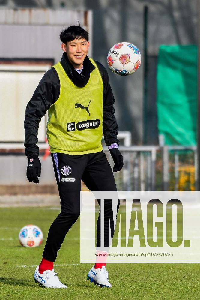 Taichi Hara ( Pauli ) am Ball Deutschland , Hamburg , Trainingsgelände an der Kollaustrasse , Fussball , 1. Bundesliga , Training des FC St Pauli