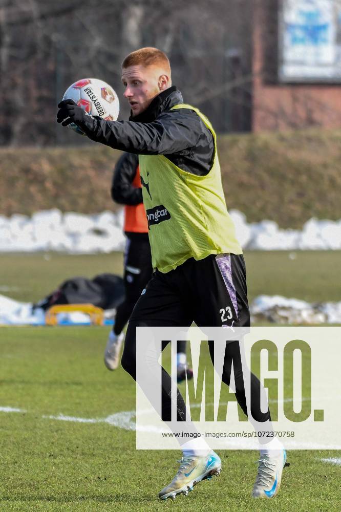 Louis Oppie ( Pauli ) am Ball Deutschland , Hamburg , Trainingsgelände an der Kollaustrasse , Fussball , 1. Bundesliga , Training des FC St Pauli