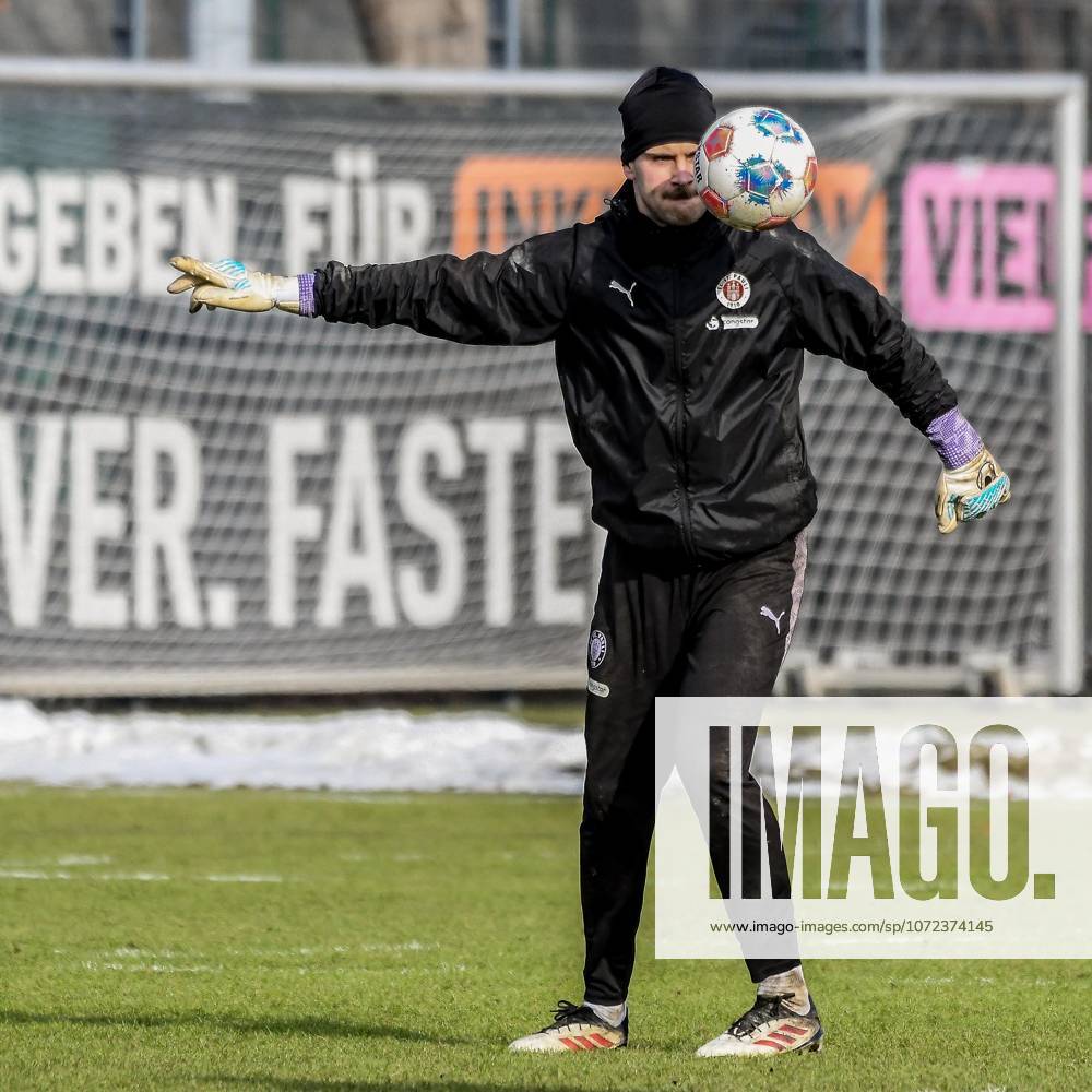 Ben Voll ( Pauli ) am Ball Deutschland , Hamburg , Trainingsgelände an der Kollaustrasse , Fussball , 1. Bundesliga , Training des FC St Pauli
