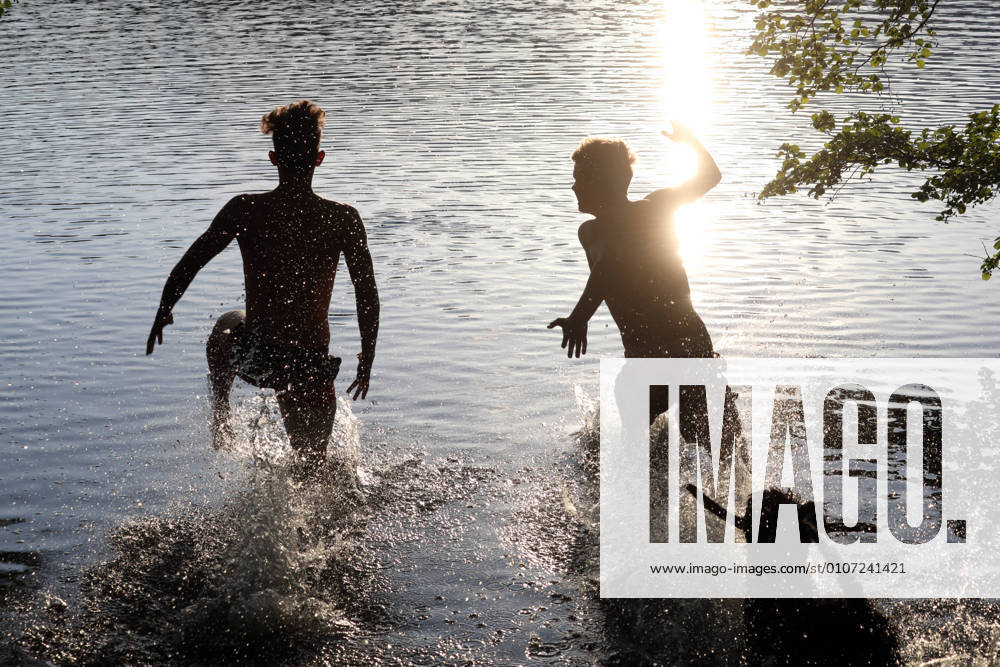 Dranse, Brandenburg, GER - Silhouette: Jugendliche und Hund rennen in einen See hinein. (MR=yes, 15-20 Jahre, Abend, Abendlicht, abends, aussen, Aussenaufnahme, Baden, Brandenburg, Brueder, deutsch, Deutschland, Dranse, erfrischen, Erfrischung, Europa, europaeisch, Freizeit, Freunde, Freundschaft, Fruehjahr, Fruehling, Gegenlicht, Gegenlichtaufnahme, Geschwister, Gesellschaft, Gewaesser, hinein, Hund, Jahreszeit, Jugendliche, Kumpels, laufen, Licht, Lichtstimmung, Maenner, Menschen, Natur, Personen, QF, Querformat, rennen, Rueckansicht, Schattenrisse, See, Silhouetten, Teenager, Tier, Umrisse, Wasser, Westeuropa) 200524D118DRANSE
