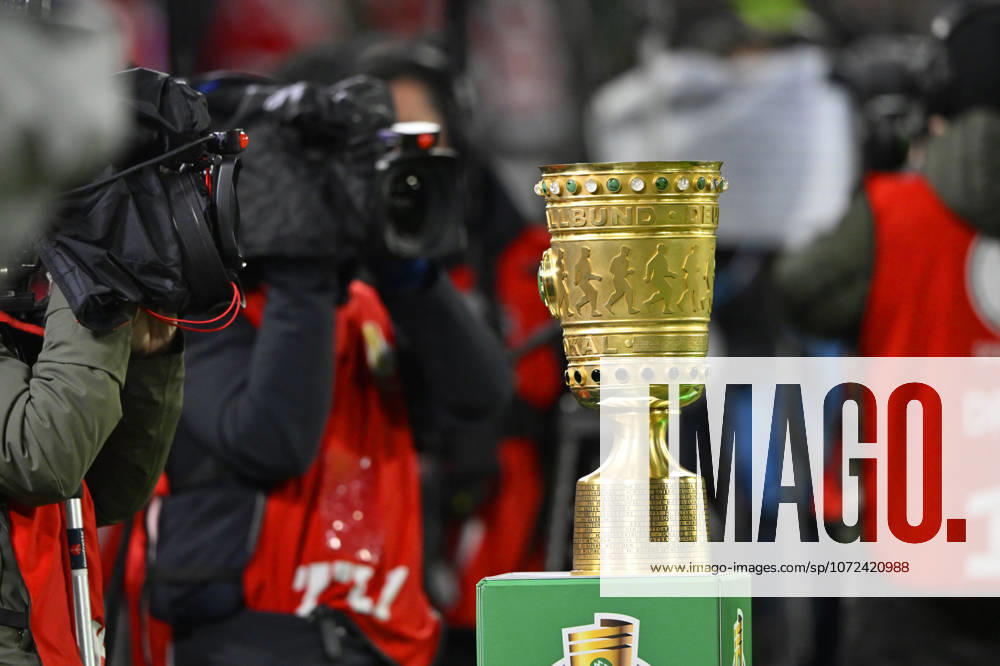 Pokal Trophaee auf Podest DFB-Pokal TV-Kamera FC Bayern Muenchen FCB vs RB Leipzig RBL DFB-Pokal Viertelfinale 11.02.2026 DFL REGULATIONS PROHIBIT ANY USE OF PHOTOGRAPHS AS IMAGE SEQUENCES AND OR QUASI-VIDEO FC Bayern Muenchen FCB vs RB Leipzig RBL
