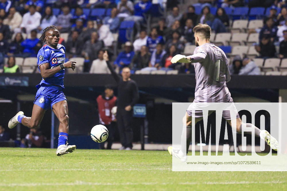 CONCACAF CHAMPIONS CUP 2026 CONCACAF CHAMPIONS CUP 2026 CRUZ AZUL VS VANCOUVER 12022026 PUEBLA, PUEBLA. Action photo of Christian Ebere (L) of Cruz Azul of the Liga BBVA MX, and Callum Irving (R) of the Vancouver FC of the Canadian Premier League, during round 1 game of the CONCACAF Champions Cup 2026 at the Estadio Cuauhtemoc of Puebla, Mexico. Foto de accion de Christian Ebere (I) de Cruz Azul de la Liga BBVA MX y Callum Irving (D) del Vancouver FC de la Liga Premier Canadiense, durante juego de la ronda 1 de la CONCACAF Champions Cup 2026, celebrado en el Estadio Cuauhtemoc de Puebla, Mexico. Photo by IMAGENSHOP AGENCIA FOTOGRAFICA PUEBLA PUEBLA MEXICO