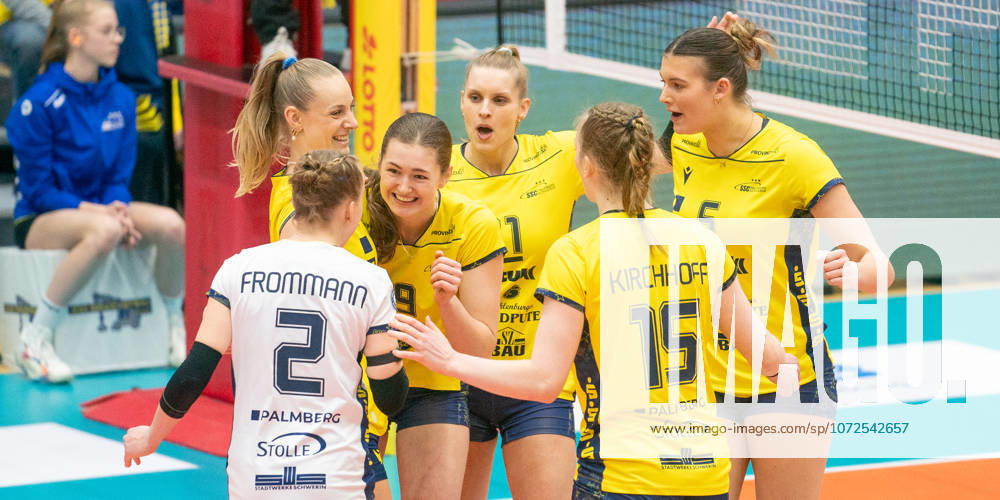 Volleyball, Frauen, VBL, 1. VBL, 1. Volleyball-Bundesliga, Saison 2025 26, 17. Spieltag, SSC Palmberg Schwerin - Binder Blaubären TSV Flacht, Die Volleyballerinnen des SSC Palmberg Schwerin jubeln. Leana Grozer (SSC Palmberg Schwerin, 3.v.li.) Schwerin Palmberg Arena Mecklenburg-Vorpommern Deutschland