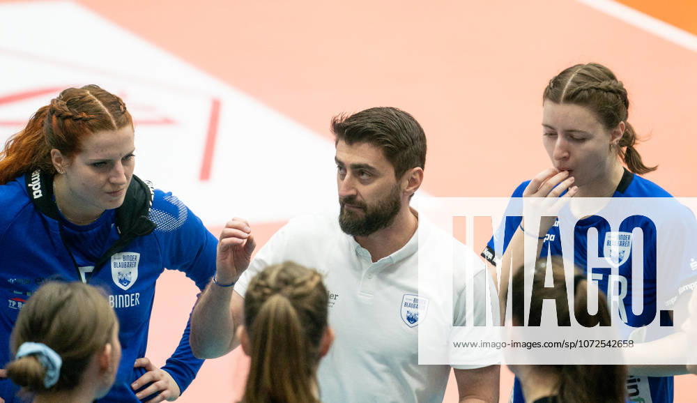 Volleyball, Frauen, VBL, 1. VBL, 1. Volleyball-Bundesliga, Saison 2025 26, 17. Spieltag, SSC Palmberg Schwerin - Binder Blaubären TSV Flacht, Trainer Manuel Hartmann (Binder Blaubären TSV Flacht) gibt seinen Volleyballerinnen Anweisungen. Schwerin Palmberg Arena Mecklenburg-Vorpommern Deutschland
