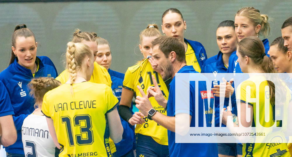 Volleyball, Frauen, VBL, 1. VBL, 1. Volleyball-Bundesliga, Saison 2025 26, 17. Spieltag, SSC Palmberg Schwerin - Binder Blaubären TSV Flacht, Trainer Felix Koslowski (SSC Palmberg Schwerin, Mitte) gibt seinen Spielerinnen taktische Anweisungen. Schwerin Palmberg Arena Mecklenburg-Vorpommern Deutschland