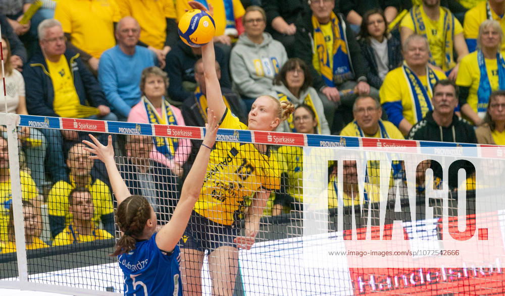 Volleyball, Frauen, VBL, 1. VBL, 1. Volleyball-Bundesliga, Saison 2025 26, 17. Spieltag, SSC Palmberg Schwerin - Binder Blaubären TSV Flacht, Luisa van Clewe (SSC Palmberg Schwerin, re.) gegen Lizzy Irine Lobzhanidze (Binder Blaubären TSV Flacht, li.) Schwerin Palmberg Arena Mecklenburg-Vorpommern Deutschland
