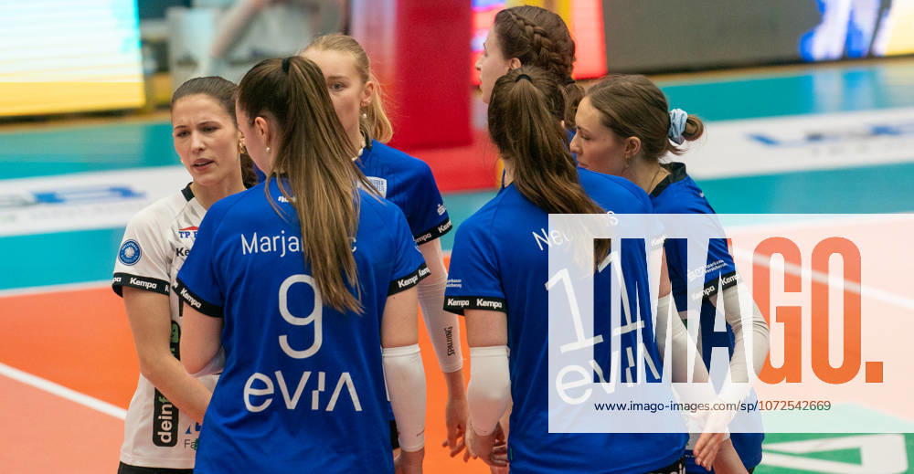 Volleyball, Frauen, VBL, 1. VBL, 1. Volleyball-Bundesliga, Saison 2025 26, 17. Spieltag, SSC Palmberg Schwerin - Binder Blaubären TSV Flacht, Die Spielerinnen des Binder Blaubären TSV Flacht sind enttäuscht. Schwerin Palmberg Arena Mecklenburg-Vorpommern Deutschland