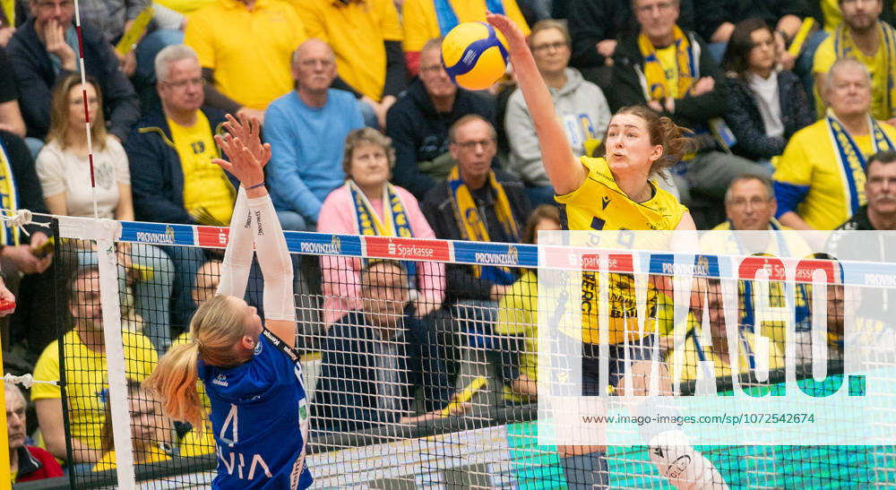 Volleyball, Frauen, VBL, 1. VBL, 1. Volleyball-Bundesliga, Saison 2025 26, 17. Spieltag, SSC Palmberg Schwerin - Binder Blaubären TSV Flacht, Leana Grozer (SSC Palmberg Schwerin, re.) gegen Franka van der Beer (Binder Blaubären TSV Flacht, li.) Schwerin Palmberg Arena Mecklenburg-Vorpommern Deutschland