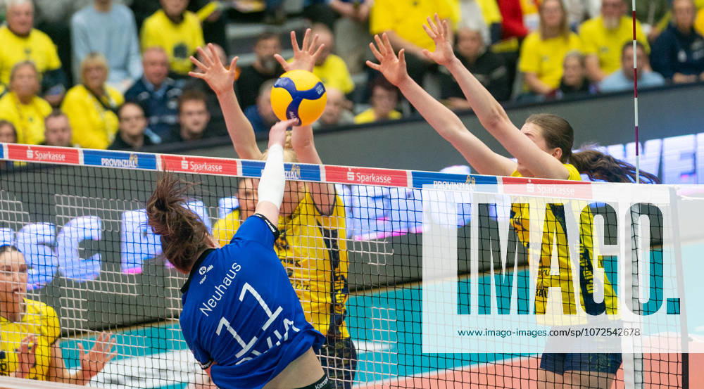 Volleyball, Frauen, VBL, 1. VBL, 1. Volleyball-Bundesliga, Saison 2025 26, 17. Spieltag, SSC Palmberg Schwerin - Binder Blaubären TSV Flacht, Frauke Neuhaus (Binder Blaubären TSV Flacht, li.) gegen Leana Grozer (SSC Palmberg Schwerin, re.) Schwerin Palmberg Arena Mecklenburg-Vorpommern Deutschland