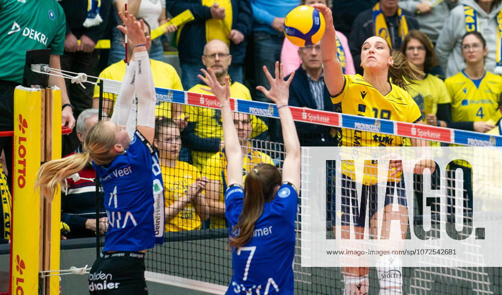 Volleyball, Frauen, VBL, 1. VBL, 1. Volleyball-Bundesliga, Saison 2025 26, 17. Spieltag, SSC Palmberg Schwerin - Binder Blaubären TSV Flacht, Anna Artyshuk (SSC Palmberg Schwerin, re.) gegen Franka van der Veer (Binder Blaubären TSV Flacht, li.) und Britta Schammer (Binder Blaubären TSV Flacht, Mitte) Schwerin Palmberg Arena Mecklenburg-Vorpommern Deutschland